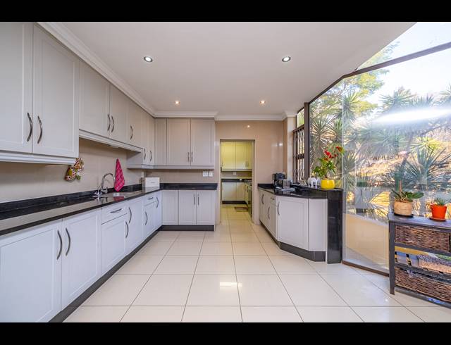 6 BEDROOM FREEHOLD FOR SALE IN ROBIN HILLS